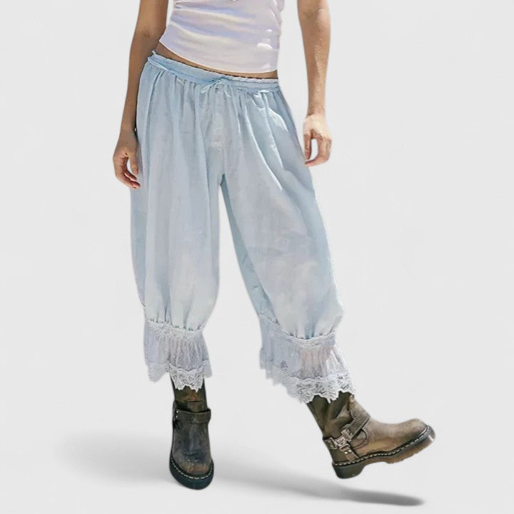 Pantalon femme Winona confortable, vue de dos montrant le patchwork distinctif, style polyvalent.