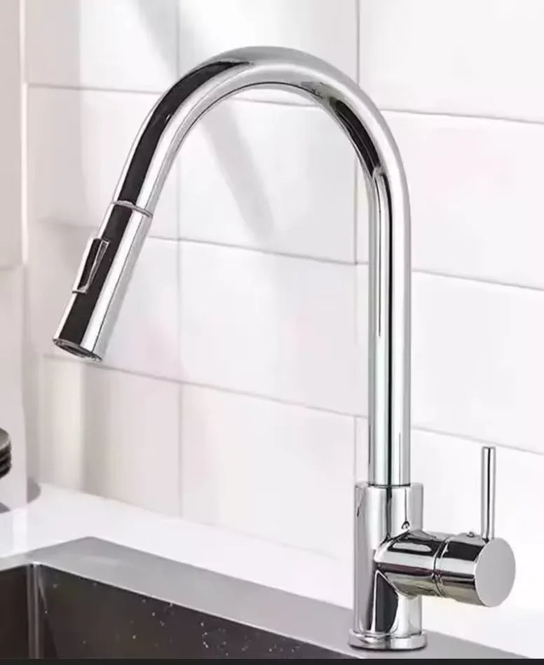 Robinet de cuisine moderne en noir mat avec bec extensible et douchette. Parfait pour un évier de cuisine.