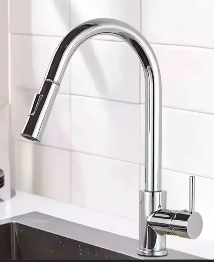 Robinet de cuisine moderne en noir mat avec bec extensible et douchette. Parfait pour un évier de cuisine.