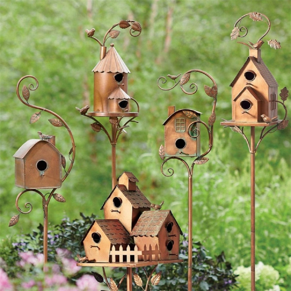 Maison d'oiseaux décorative en bois pour jardin, design naturel, charme extérieur. Nichoir refuge oiseaux.