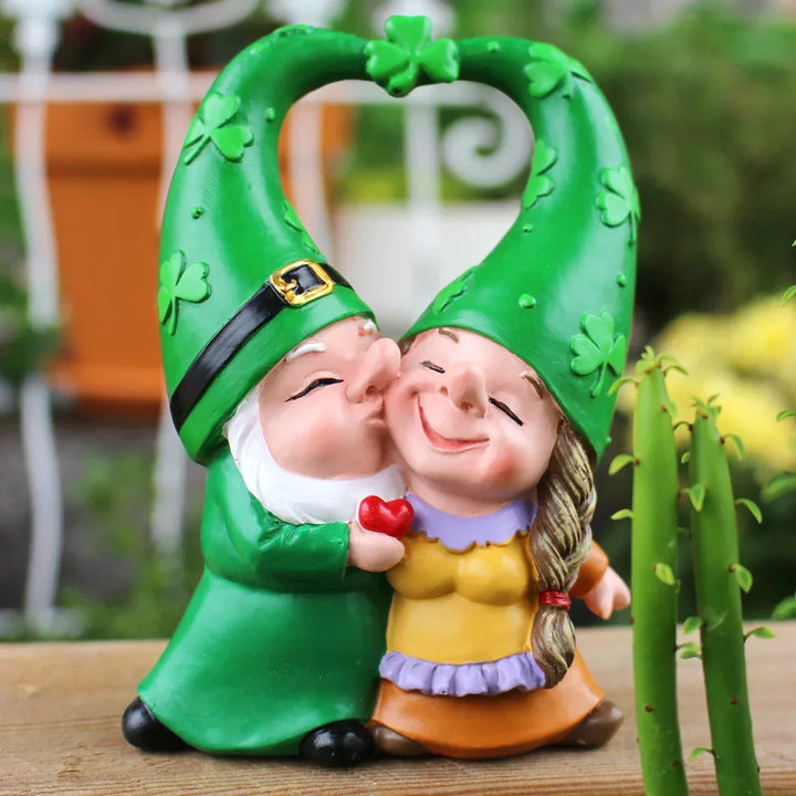 Figurine de jardin romantique gnomes amoureux, chapeaux cœur et trèfle, idéale déco extérieure et cadeau.