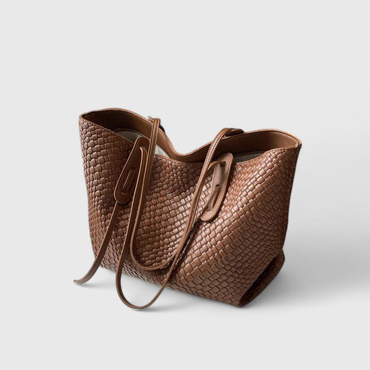 Fourre-tout tressé moderne pour femme, grand format, alliant élégance et fonctionnalité.