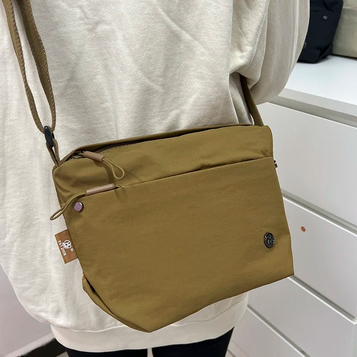 Sac banane femme chic et pratique en toile pour le quotidien, rangez vos essentiels en toute sécurité.