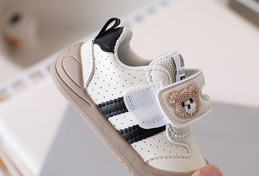 Bébé chaussures ergonomiques textile rouge, idéales pour le confort et la flexibilité des pieds de l'enfant.