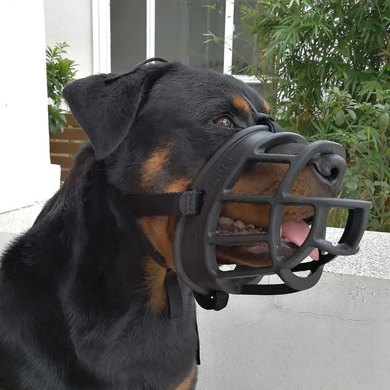 Muselière réglable en silicone SafeBite pour chien, confort optimal et sécurité anti-morsure.