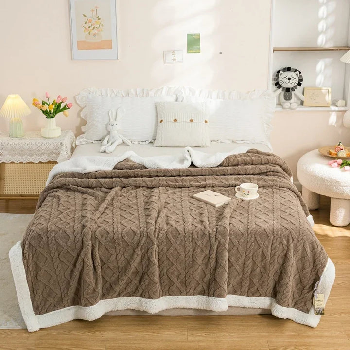 Douceur et chaleur garanties avec cette couverture polaire sherpa, essentielle pour un hiver confortable.