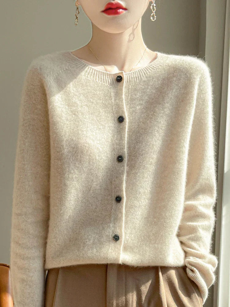 Cardigan femme douillet et chaud, parfait pour les journées froides d'hiver avec style.