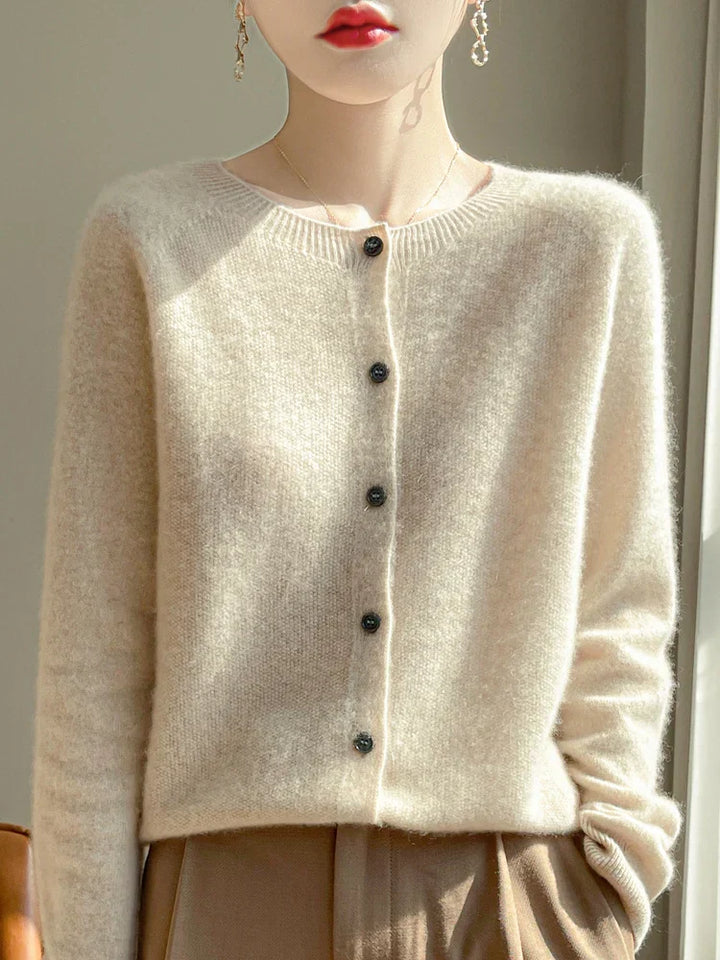 Cardigan femme douillet et chaud, parfait pour les journées froides d'hiver avec style.