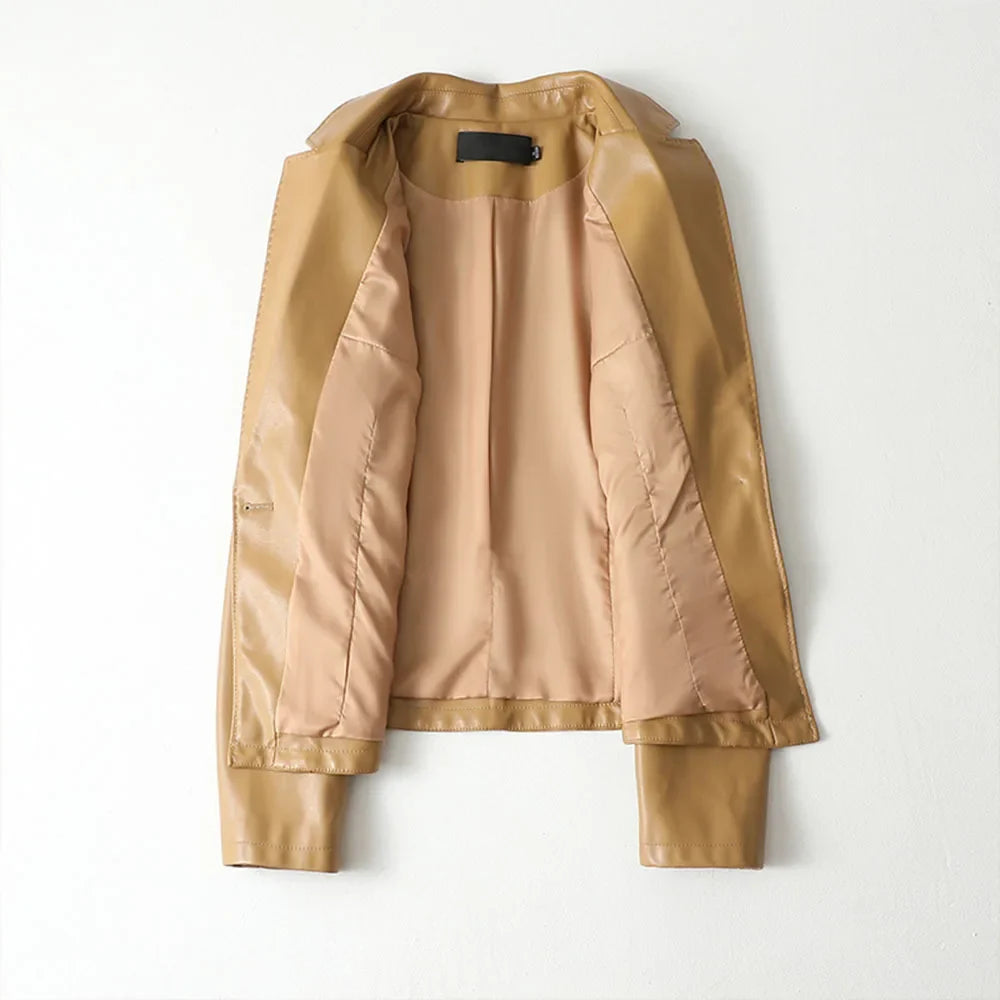 Blazer femme noir ajusté, chic et polyvalent. Parfait pour le bureau ou une soirée élégante.