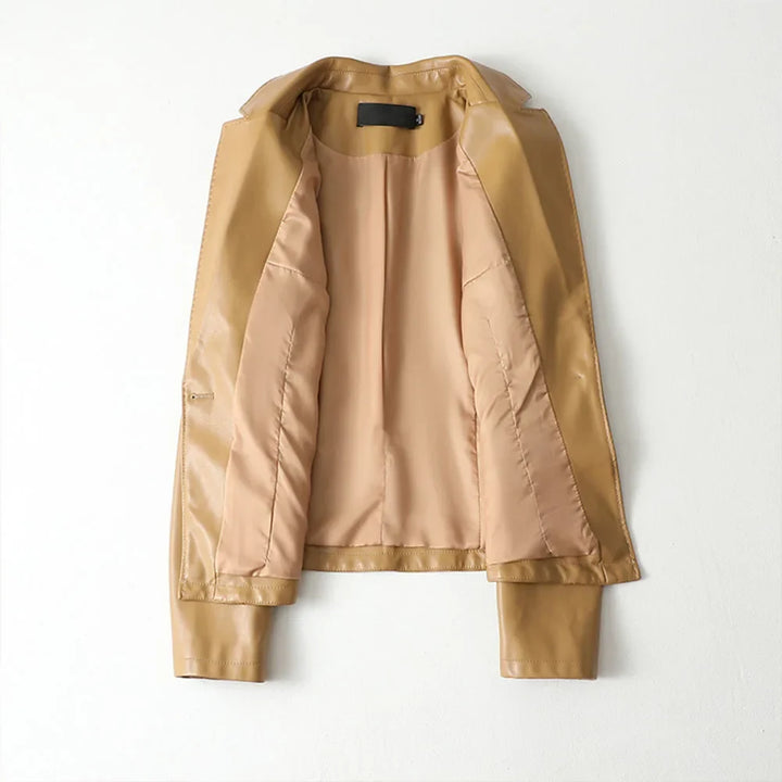 Blazer femme noir ajusté, chic et polyvalent. Parfait pour le bureau ou une soirée élégante.