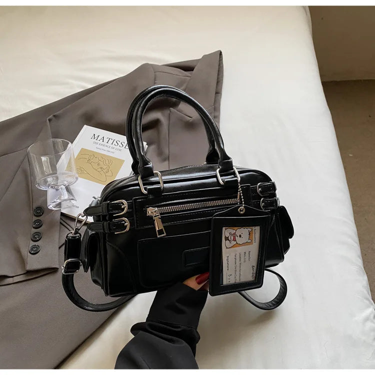 Sac bandoulière Alméa noir porté épaule, un accessoire mode chic en similicuir pour la femme moderne.