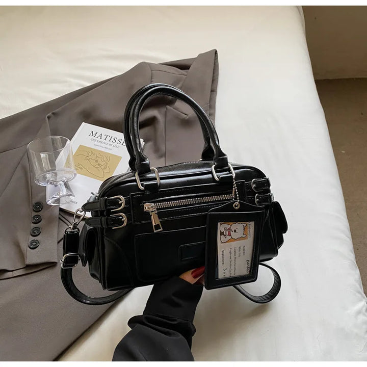 Sac bandoulière Alméa noir porté épaule, un accessoire mode chic en similicuir pour la femme moderne.