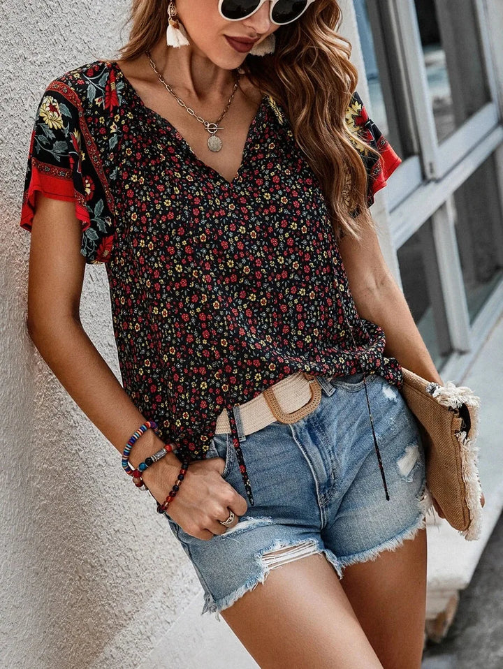 Blouse femme Kataleya portée, manches courtes. Un look élégant et confortable, polyvalent pour toute mode féminine.