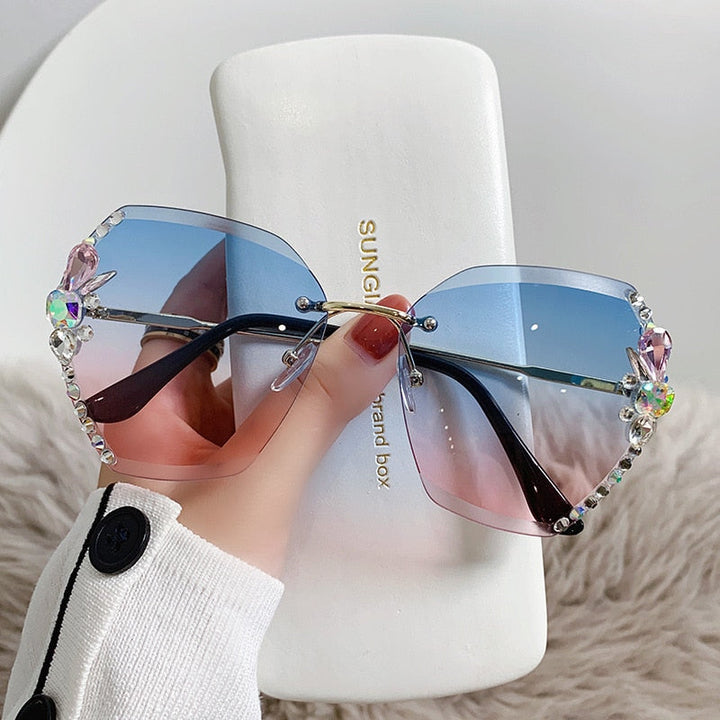 Lunettes de soleil sans monture à verres teintés et strass. Style vintage pour femmes, protection UV400, tendance été.