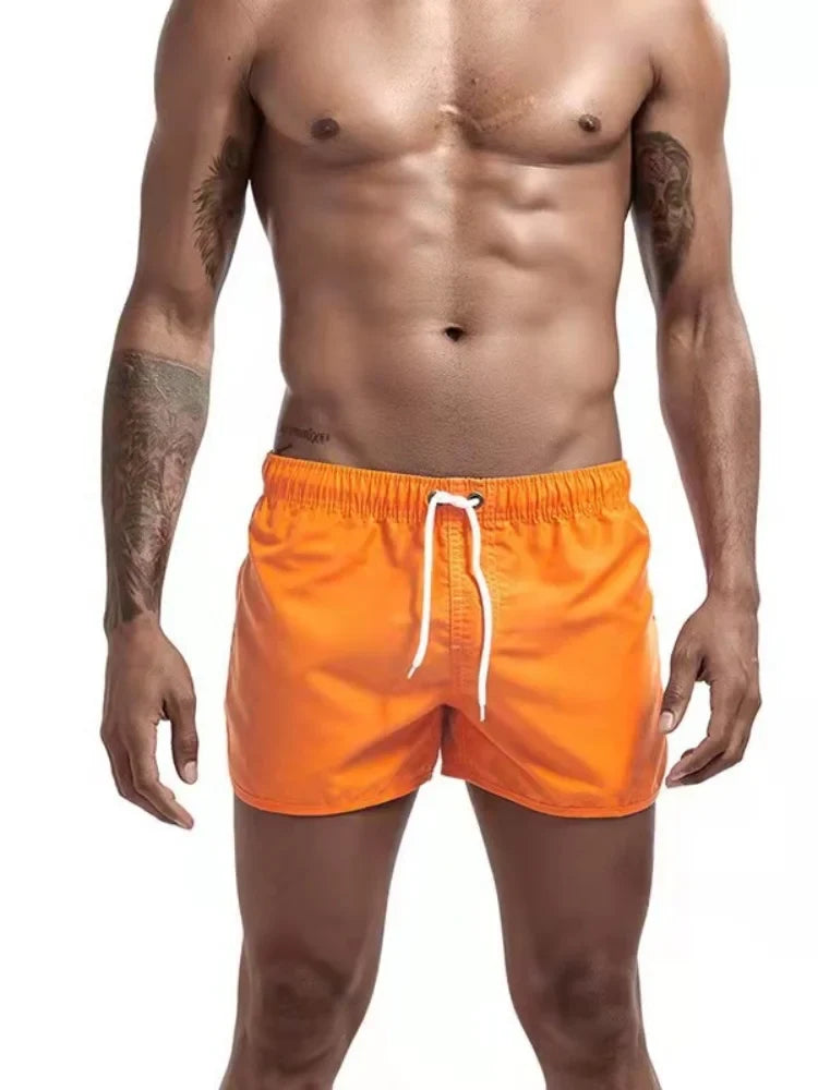 Short de bain homme monochrome pour l'été. Sèche vite, idéal pour la plage, la piscine et les sports nautiques.