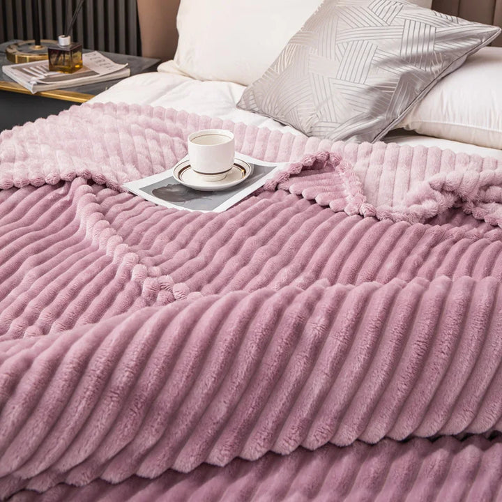 Plaid hiver LuxeCocoon, un cadeau parfait pour un intérieur chaleureux et cosy.