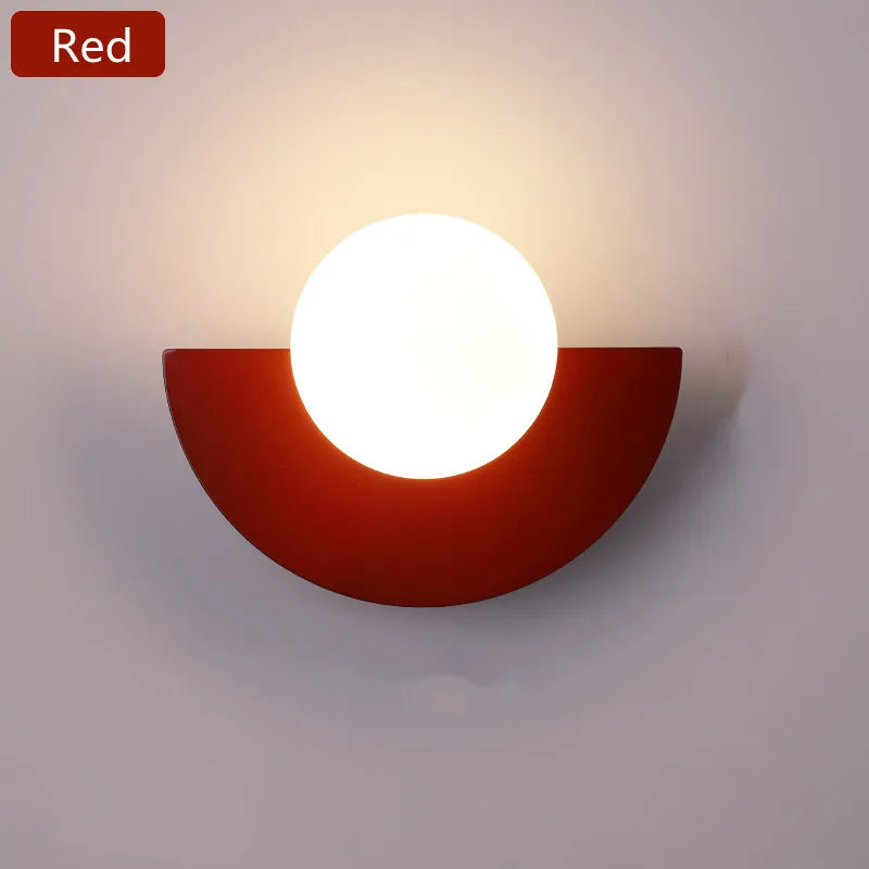 Applique LED demi-cercle, éclairage mural moderne et économe pour toutes pièces intérieures.
