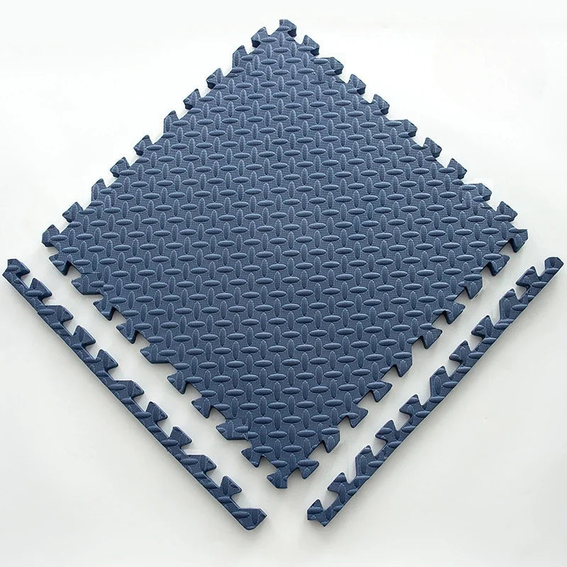 Essentiel nursery : tapis de jeu bébé épais, couleurs vives, crée une aire d'éveil sûre et ludique.