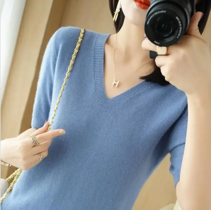Élégant pull femme col V, à manches courtes, pour un look frais et moderne. Idéal en journée.