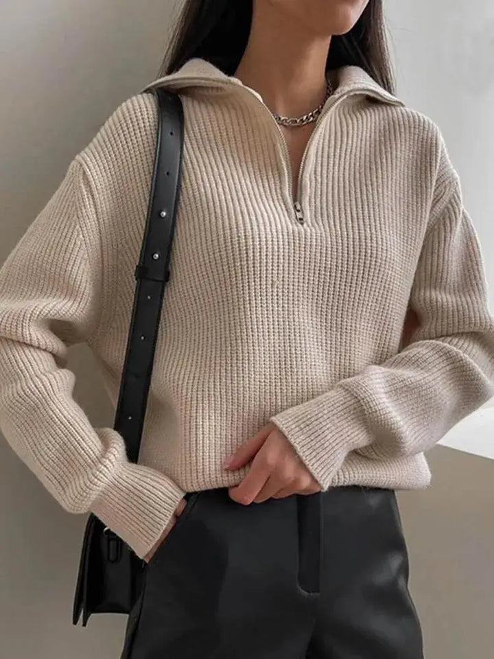 Pull femme hivernal, maille épaisse et confortable. Design avec col zippé, idéal pour une mode décontractée chic.