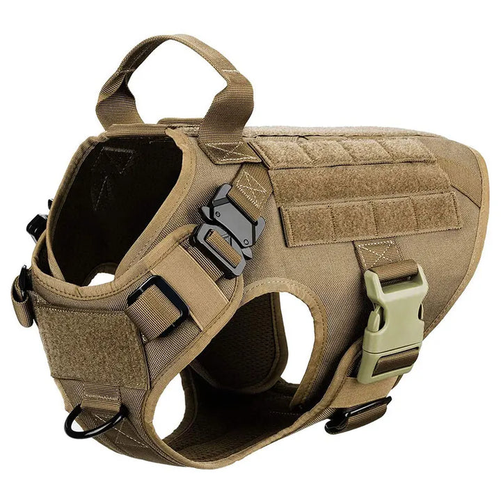 Détail du harnais militaire TacticalElite K9 : matériaux robustes, boucles sécurisées pour grands chiens, entraînement professionnel.