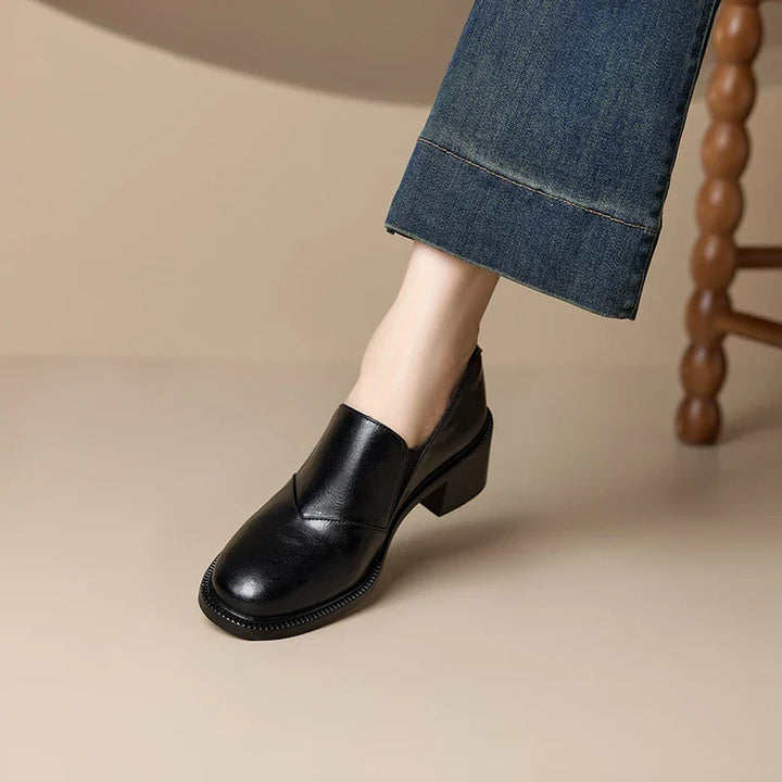 Mocassins femme noirs confortables, design élégant, talon large et bout rond pour toutes les occasions.