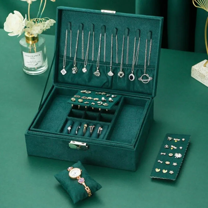 Boîte à bijoux rectangulaire en velours vert émeraude avec serrure, un rangement élégant pour femme.