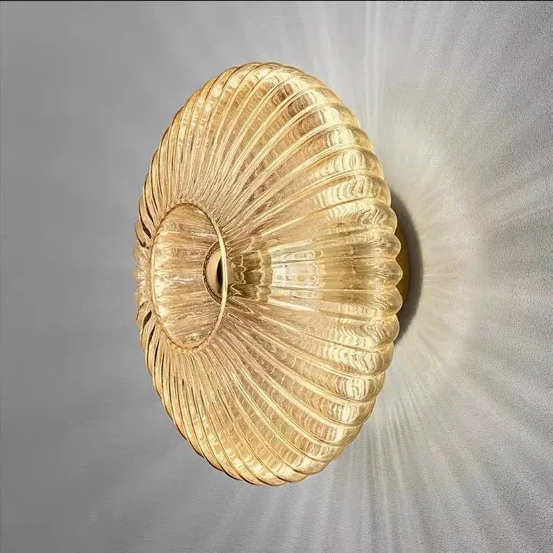 Luminaire design scandinave : applique murale OpaliVé en verre opalin, créant une ambiance lumineuse douce.