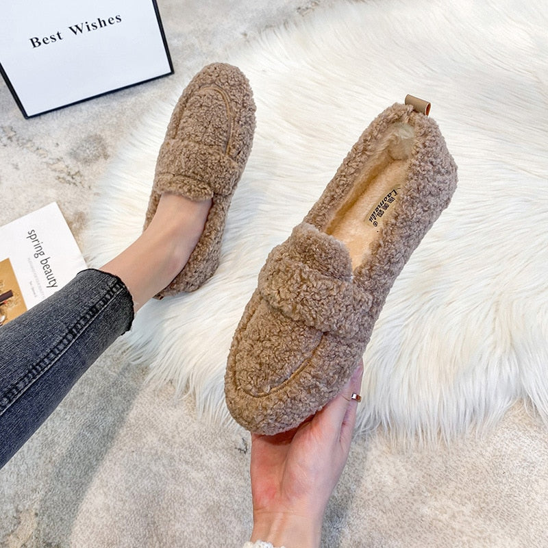 Chaussures mocassins Journi douces et chaudes pour femmes, idéales pour l'intérieur ou l'extérieur.