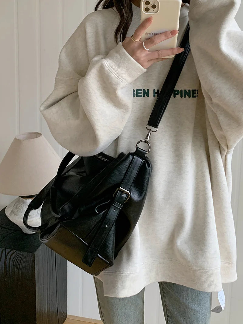 Sac quotidien femme crème en similicuir, pratique avec son organisateur intégré, idéal pour le travail ou le shopping.