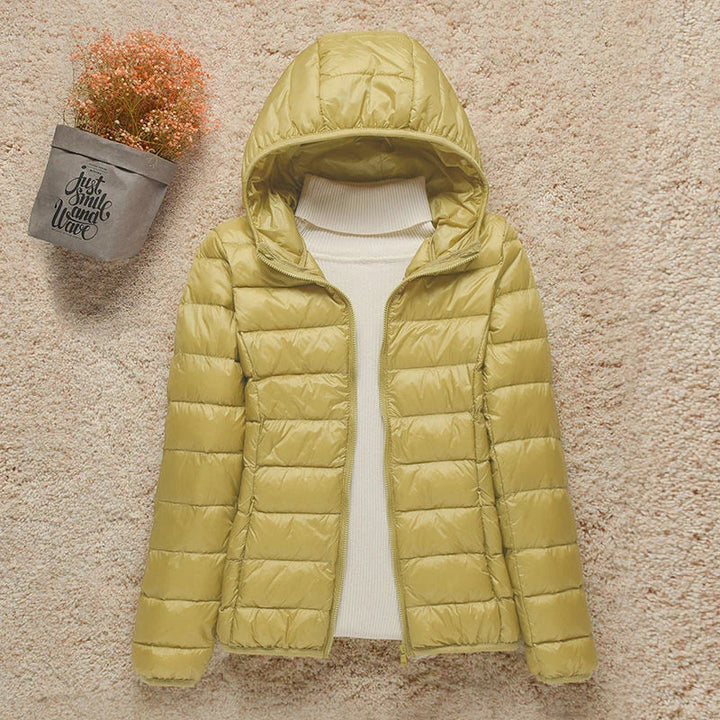 Doudoune légère femme à capuche, coupe slim. Idéale mi-saison pour l'automne et printemps.