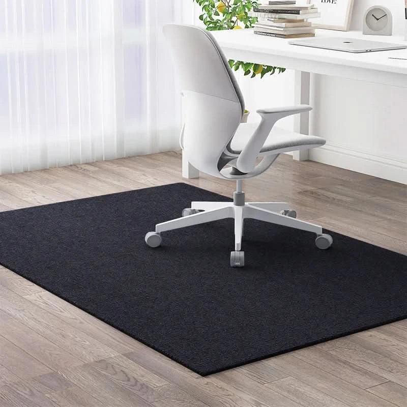 Grand tapis de chaise de bureau gris, protection de plancher durable et anti-dérapante pour sols durs.