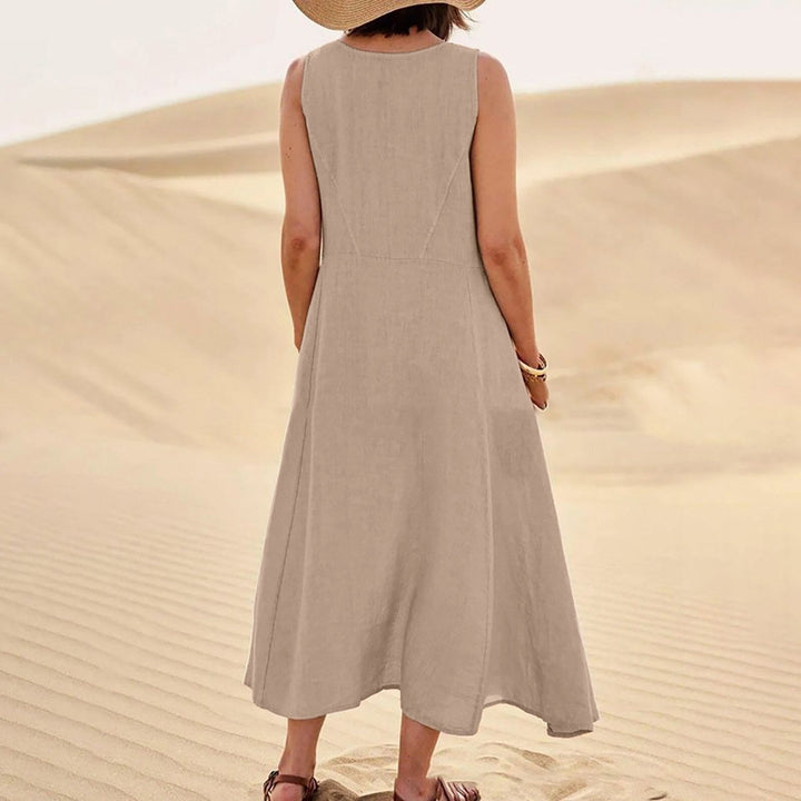 Femme portant une robe longue fluide et confortable, idéale pour l'été, pour une allure décontractée et chic. Robe femme.