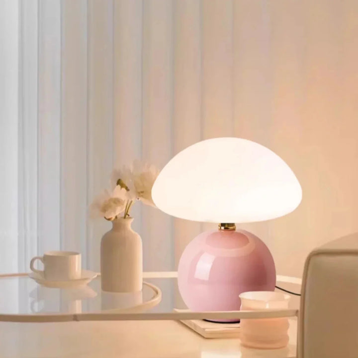 Lampe de chevet LED tactile SereneGlow. Offre une lumière ambiante confortable, design et économie d'énergie pour chambre.