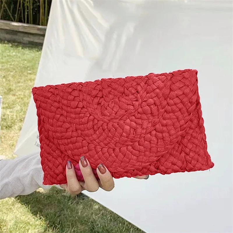 Sac de plage raffiné : pochette compacte en paille tressée pour femme élégante.
