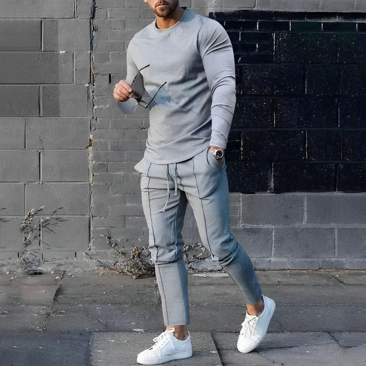 Tenue homme décontractée légère en tissu respirant pour l'été. Idéale pour un style moderne et confortable.