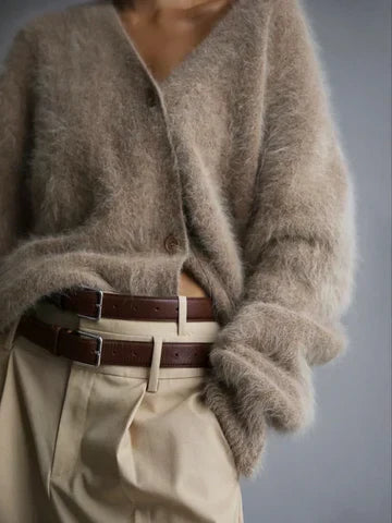 Gilet femme en tricot doux et confortable, idéal pour un look décontracté et chaud en hiver.