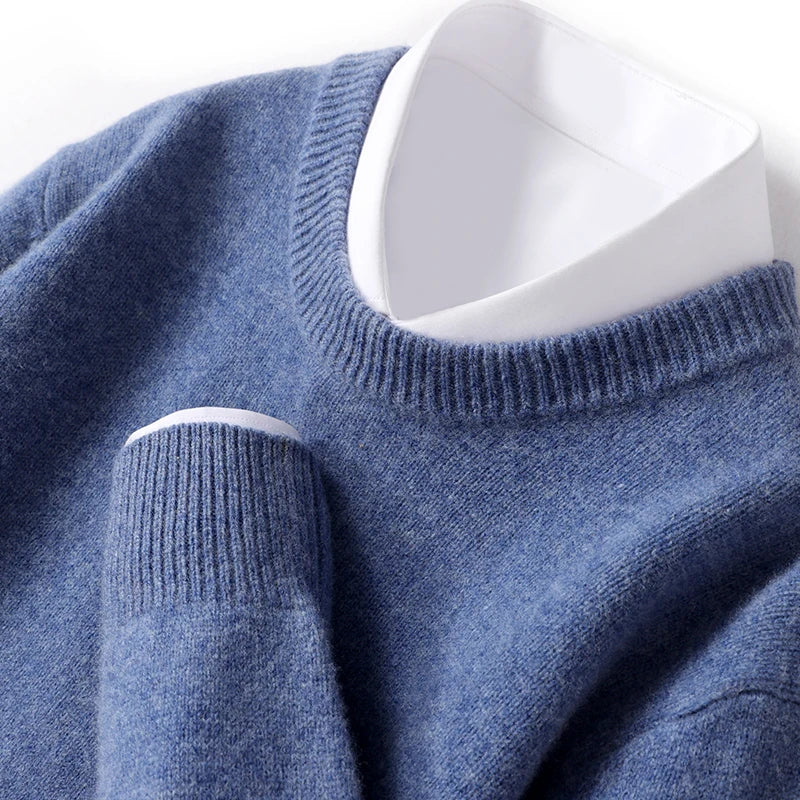 Homme portant un pull en laine mérinos, look confortable et décontracté pour l'hiver.