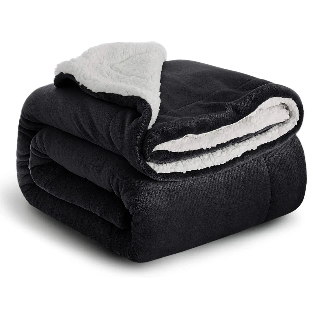 Détendez-vous avec cette couverture sherpa réversible douce, parfaite pour le confort maison.