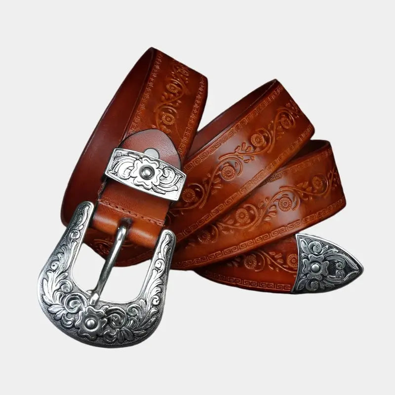 Ceinture homme en cuir style western avec boucle gravée, parfaite pour un look cowboy décontracté et élégant.