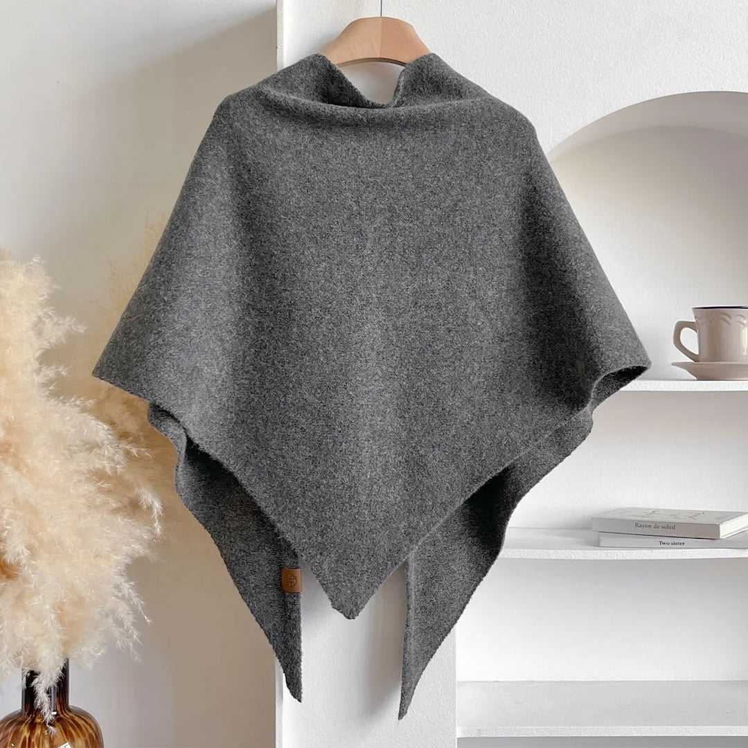 Élégant châle en polaire pour femme. Idéal pour rester au chaud avec style durant l'hiver.