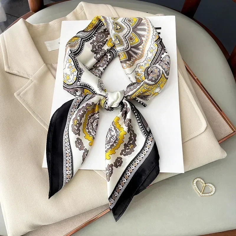 Foulard imprimé en satin soyeux, pour sublimer cheveux ou accessoiriser un sac.