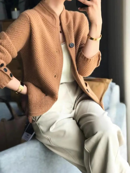 Cardigan femme Lucille, couleur neutre, facile à assortir. Gilet élégant, confortable et tendance.