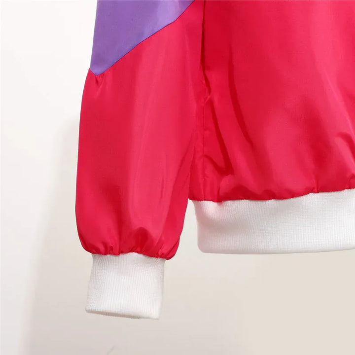 Déguisement enfant style hip-hop des années 80, avec veste et pantalon rose et bleu, en polyester.