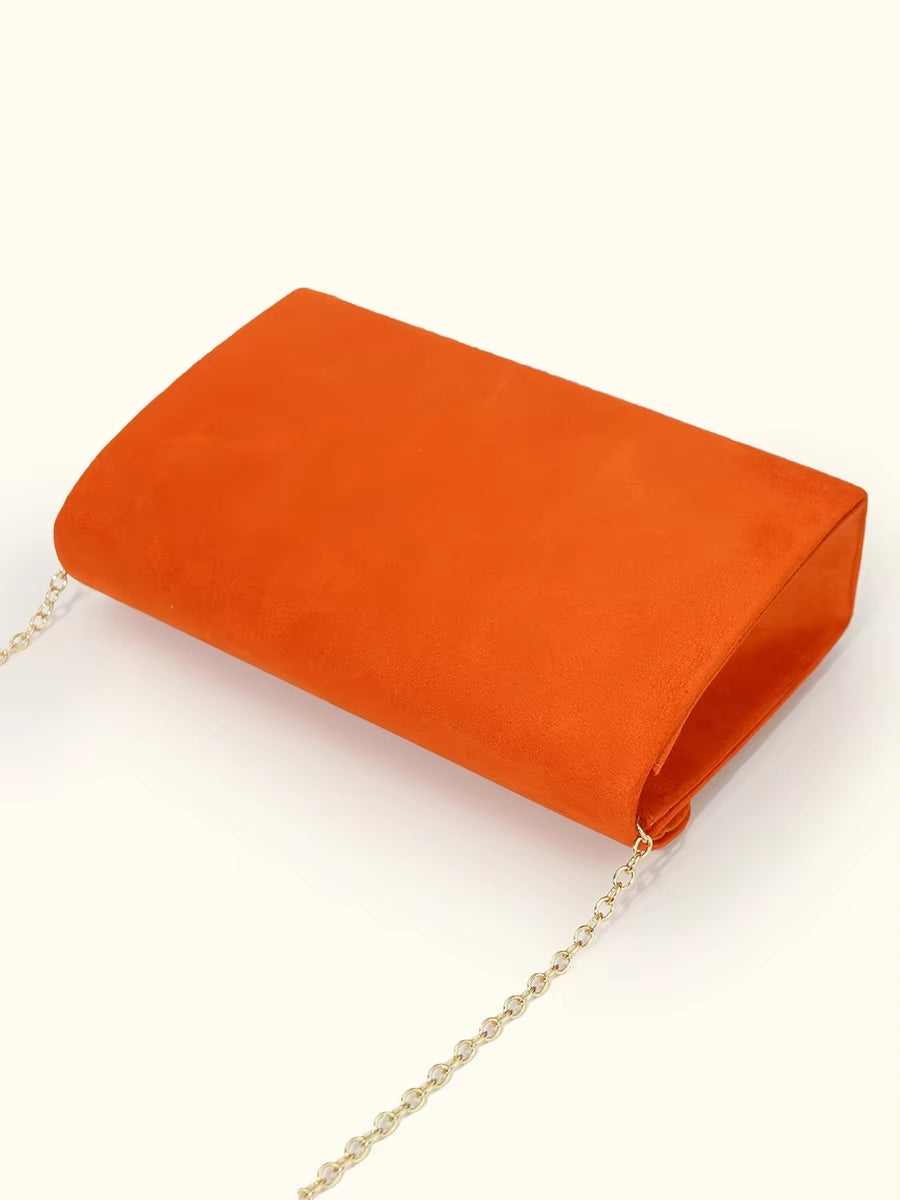 Sac de soirée velours façon daim, chic et intemporel pour femme élégante.