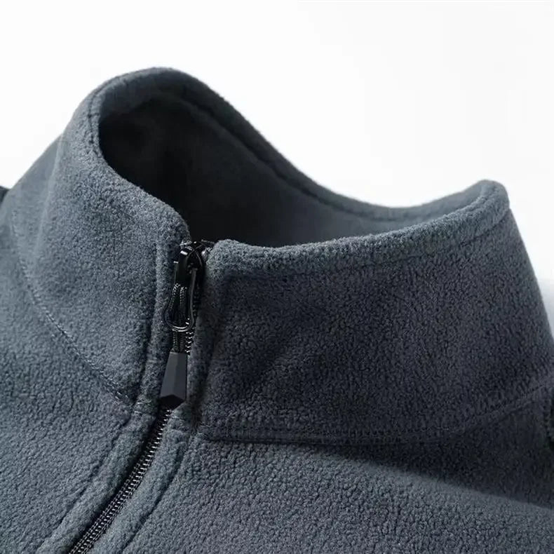 Pull polaire demi-zip homme au style casual moderne, alliant confort et élégance décontractée au quotidien.