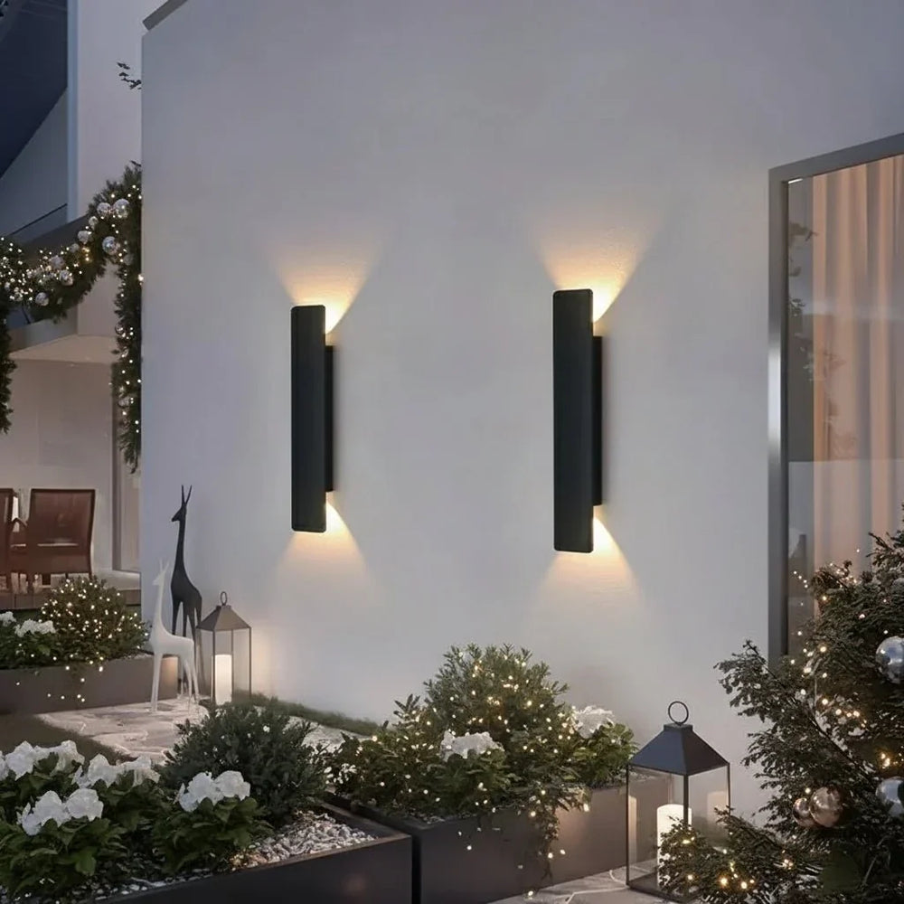 Luminaire mural LED OUTGLOW design moderne, noir, idéal pour décoration façade, jardin ou balcon.