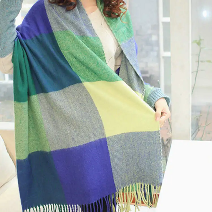 Chaleureuse écharpe de luxe pour femme, accessoire d'hiver moderne et très doux.