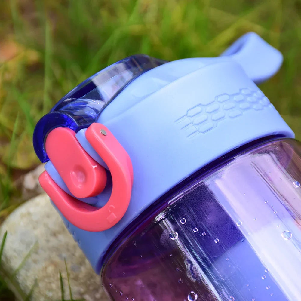 Gourde portable avec purificateur d'eau intégré. Bouteille filtrante pour eau potable en randonnée, camping, voyage.