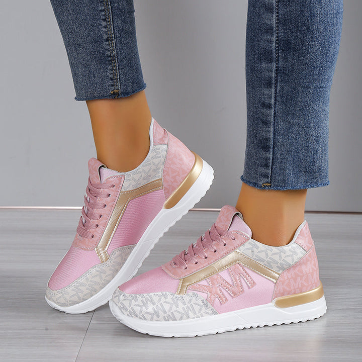 Paire de baskets femme confortables, idéales pour le sport et les activités décontractées.
